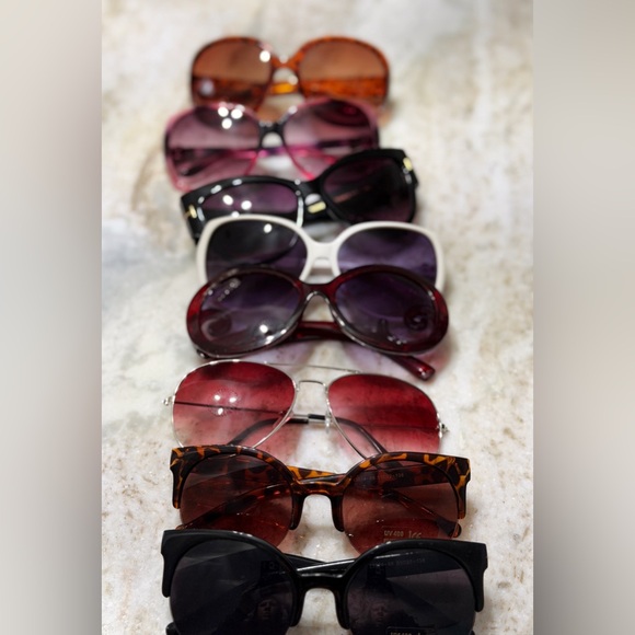 Sunglasses Bundle of 8 | Assorted Styles & Colors - Picture 4 of 4